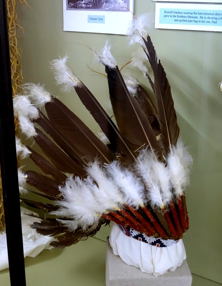 War bonnet, Plains Indian style, c. 1900, with eagle feathers - Robbins Museum - Middleborough, Massachusetts - DSC03934