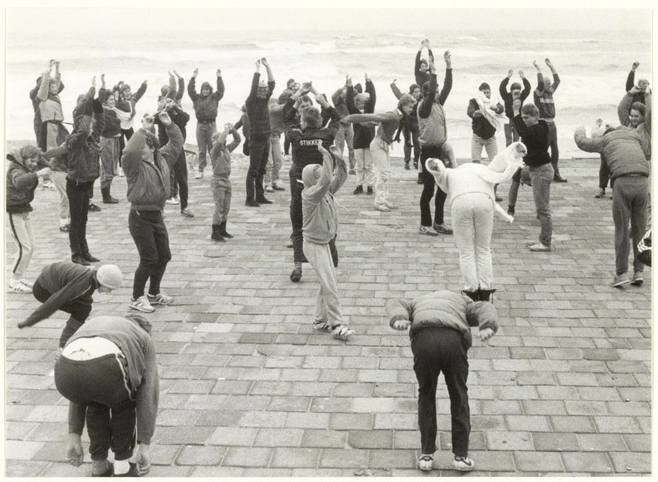 Warming up voor de traditionele nieuwjaarsduik in 1984. NL-HlmNHA 54005741