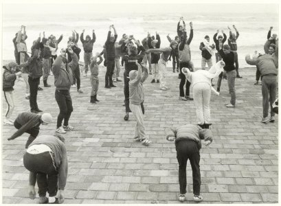 Warming up voor de traditionele nieuwjaarsduik in 1984. NL-HlmNHA 54005741