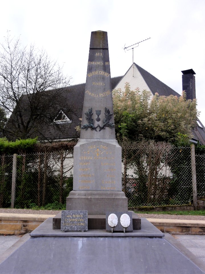 Warnécourt (Ardennes) monument aux morts