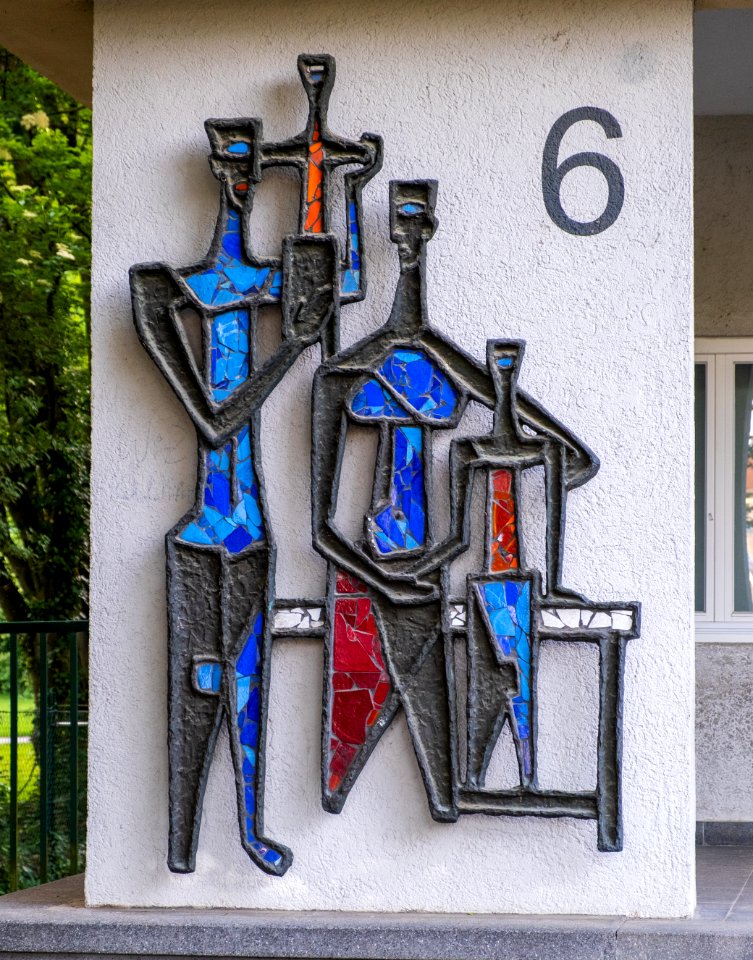 Wandplastik "Familie" von Rosemarie Dyckerhoff in der Europastraße 6 in Tübingen