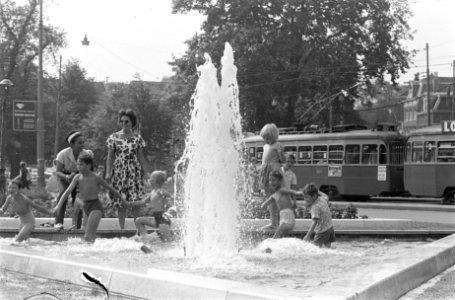 Warmte in Amsterdam Kinderen in het fontein Weteringsplantsoen, Bestanddeelnr 915-3755