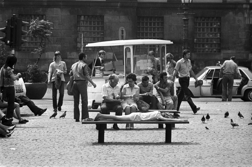 Warmte in Amsterdam, zonnend meisje op bank, Bestanddeelnr 928-6331