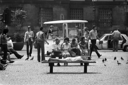 Warmte in Amsterdam, zonnend meisje op bank, Bestanddeelnr 928-6331