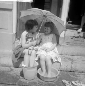 Warmte in Amsterdam Kinderen in de Kerkstraat in een teil water, Bestanddeelnr 912-6769