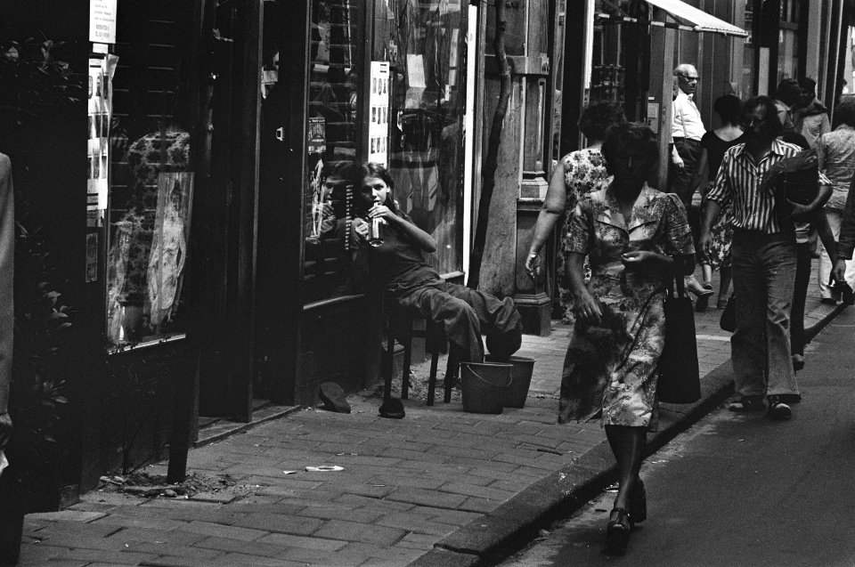 Warmte in Amsterdam, meisje met voeten in emmers water, Bestanddeelnr 928-6333