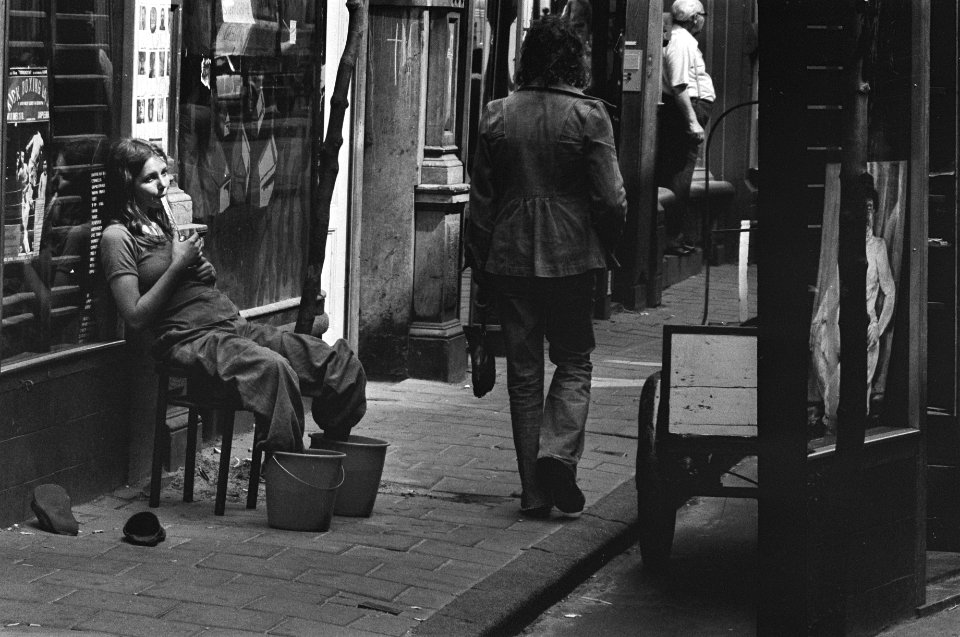 Warmte in Amsterdam, meisje met voeten in emmers water, Bestanddeelnr 928-6332
