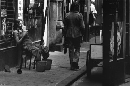 Warmte in Amsterdam, meisje met voeten in emmers water, Bestanddeelnr 928-6332