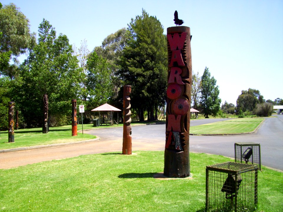 Waroona carved poles (E37@WTW2013)