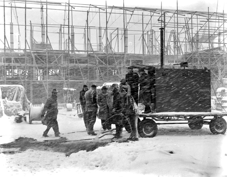 Warm water gieten voor sneeuwvrij maken op bouwwerk Den Haag, Bestanddeelnr 907-5329