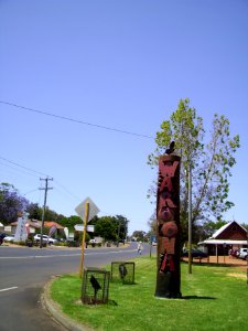 Waroona carved pole, South Western Highway (E37@WTW2013)