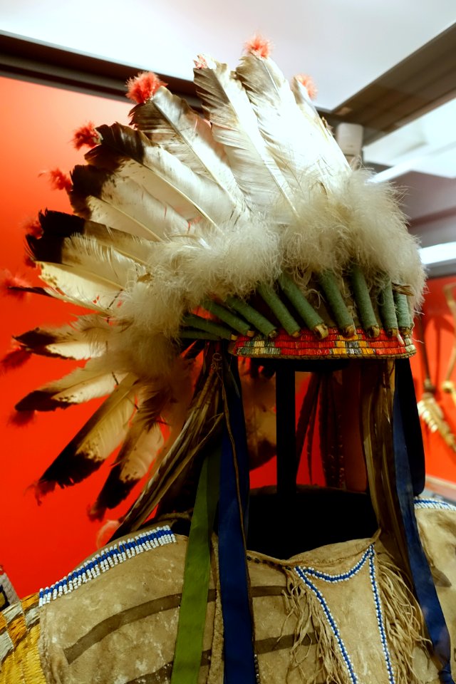 War bonnet of Chief Red Shirt, Oglala Lakota - Native American collection - Peabody Museum, Harvard University - DSC06018