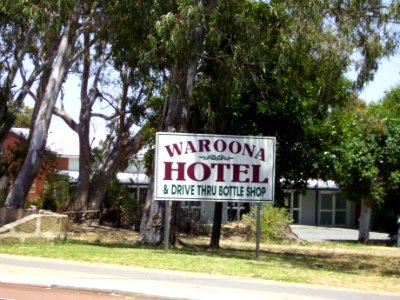 Waroona Hotel & Drive Thru Bottle Shop sign (E37@WTW2013)