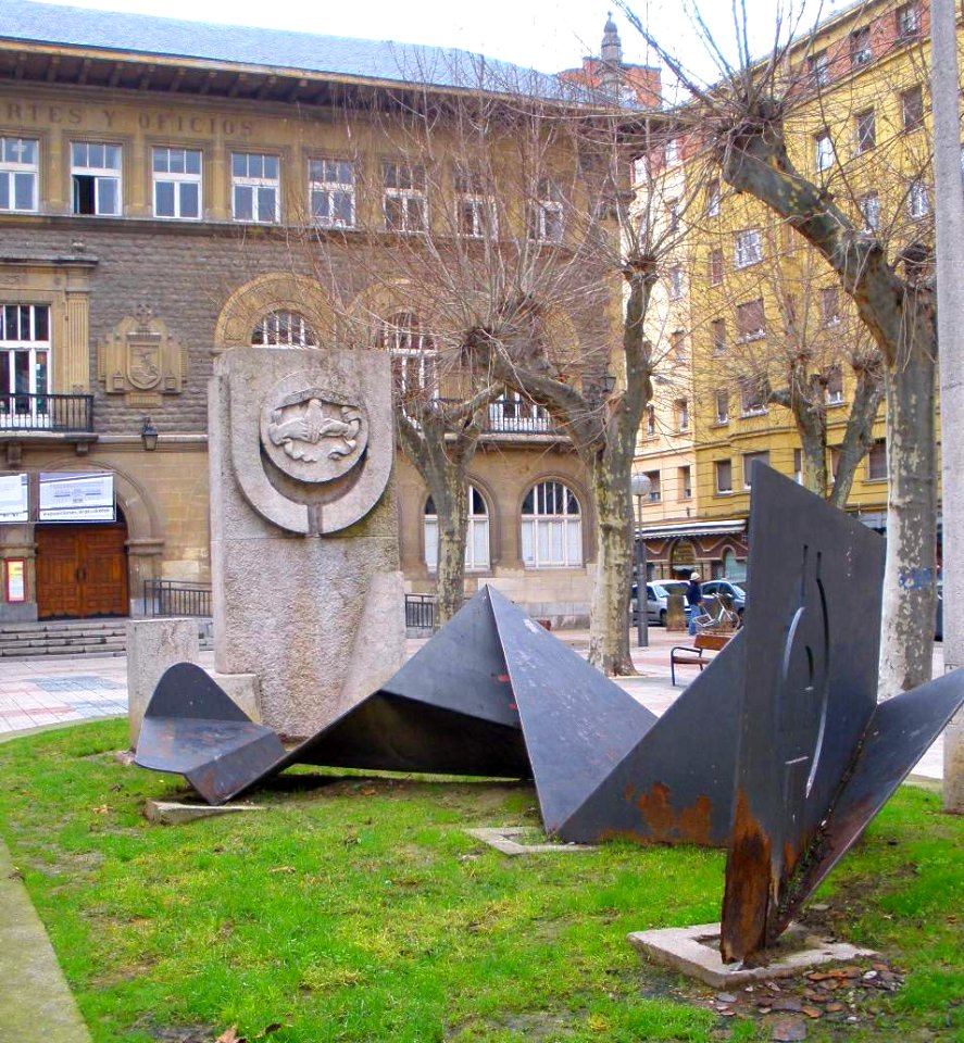 Vitoria - Plaza del Conde de Peñaflorida y Monumento al Conde de Pañaflorida