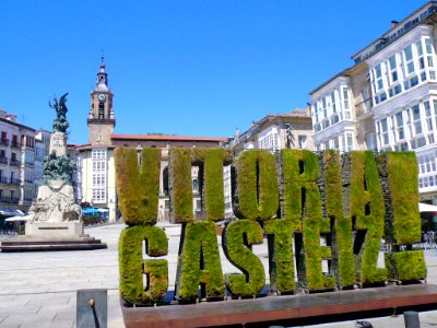 Vitoria - Plaza de la Virgen Blanca y escultura vegetal 3