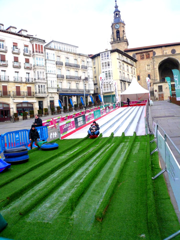 Vitoria - Plaza de la Virgen Blanca, rampa de trineos
