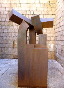Vitoria - Plaza de los Fueros, escultura 'Homenaje a los Fueros', de Eduardo Chillida