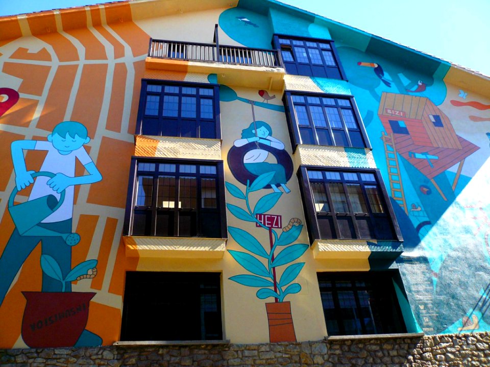 Vitoria - Ramón Bajo Ikastetxea, mural 'Auzoan Hazi Hezi Bizii' 2