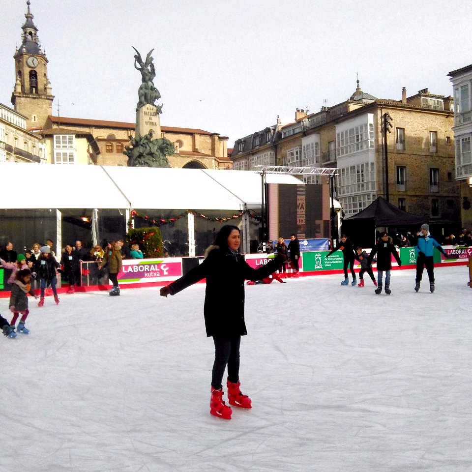 Vitoria - Plaza de la Virgen Blanca, patinaje navideño 1