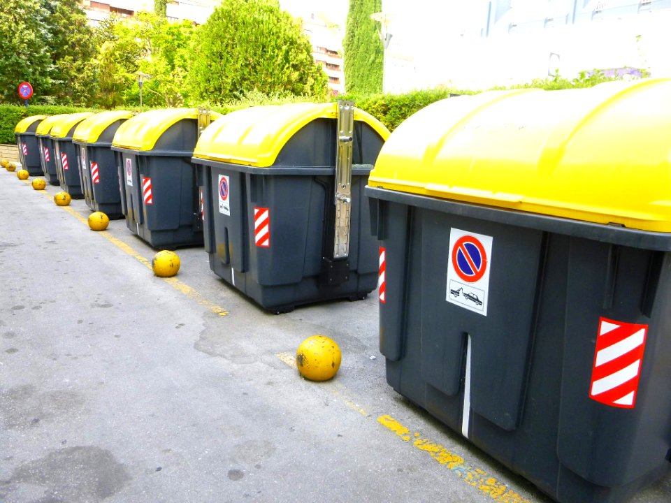 Vitoria - reciclaje de plásticos frente al Corte Inglés
