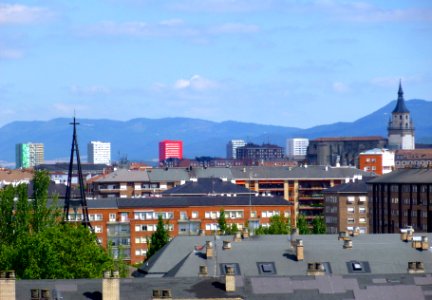 Vitoria - Catedral Vieja y Torres de Salburua desde Txagorritxu