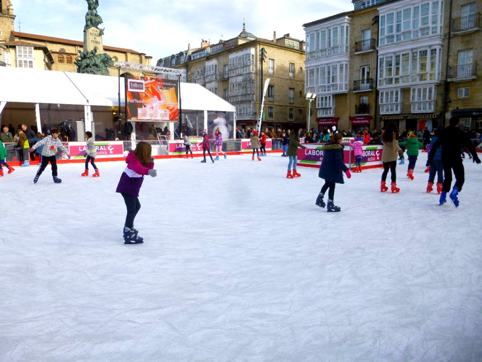 Vitoria - Plaza de la Virgen Blanca, patinaje navideño sobre hielo 1