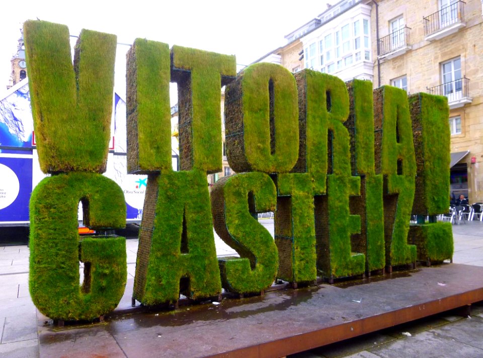 Vitoria - Plaza de la Virgen Blanca, logo vegetal