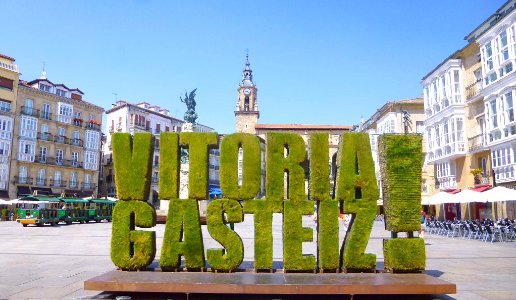 Vitoria - Plaza de la Virgen Blanca, Escultura vegetal Vitoria Gasteiz !