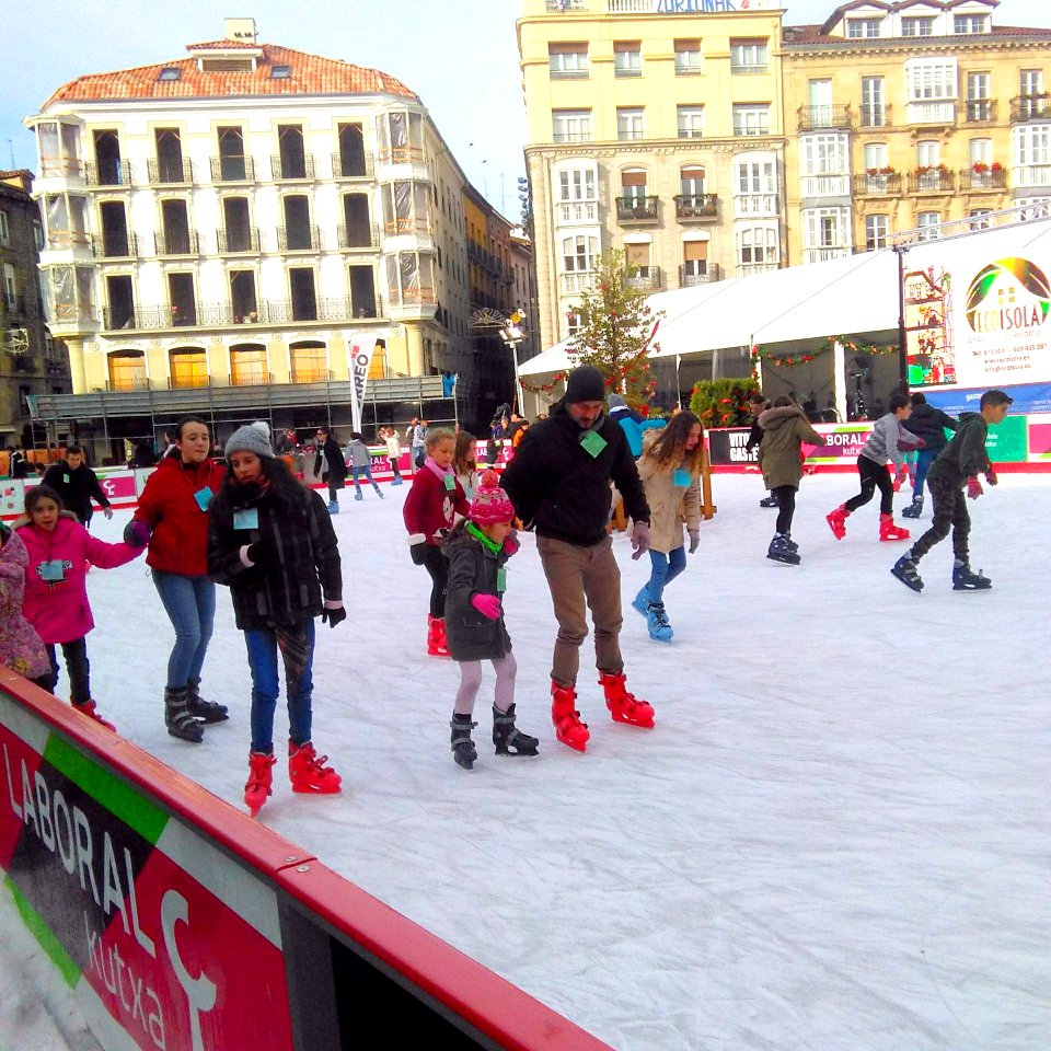 Vitoria - Plaza de la Virgen Blanca, patinaje navideño 4