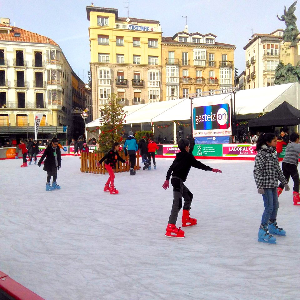 Vitoria - Plaza de la Virgen Blanca, patinaje navideño 3
