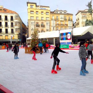 Vitoria - Plaza de la Virgen Blanca, patinaje navideño 3
