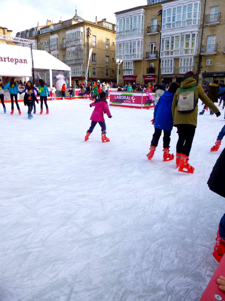 Vitoria - Plaza de la Virgen Blanca, patinaje navideño sobre hielo 2