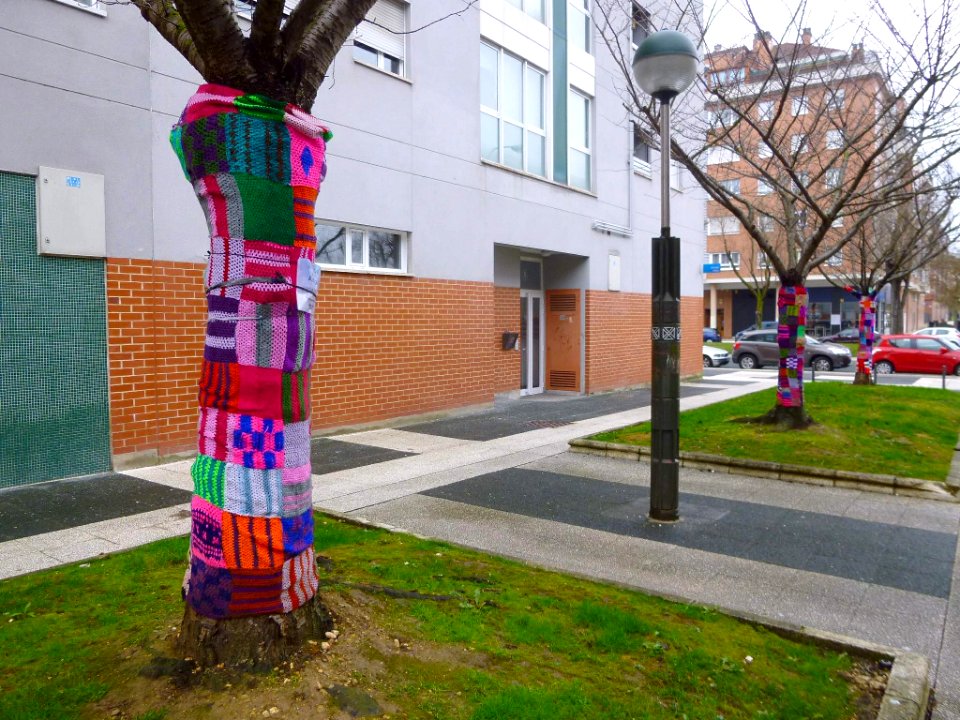 Vitoria - Yarn bombing (graffiti de punto) en el barrio de Lakua Central 4