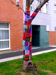 Vitoria - Yarn bombing (graffiti de punto) en el barrio de Lakua Central 3