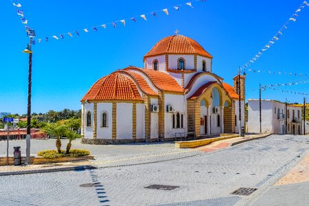 Building church exterior photo