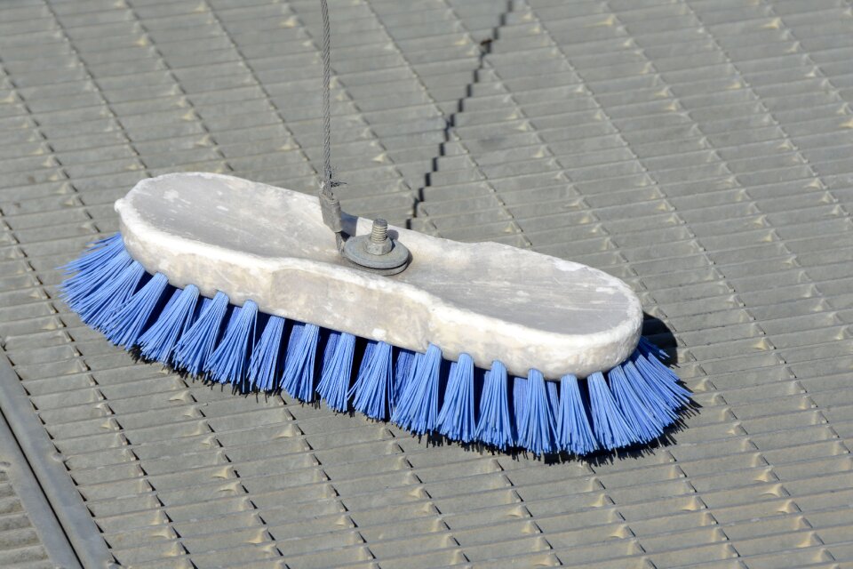 Brush make clean bristles