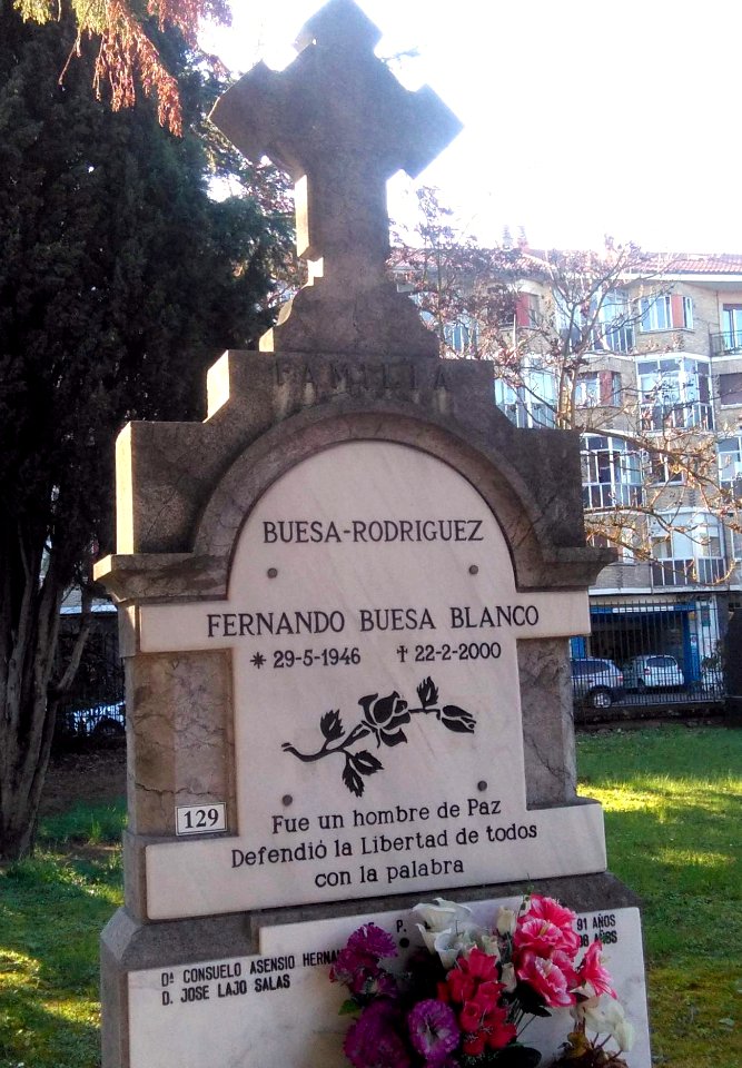 Vitoria - Cementerio de Santa Isabel, tumba de Fernando Buesa