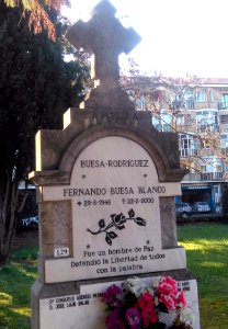 Vitoria - Cementerio de Santa Isabel, tumba de Fernando Buesa