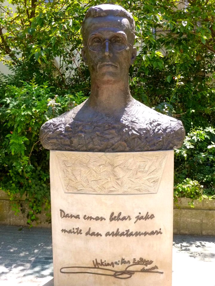 Vitoria - Monumento al poeta Lauaxeta