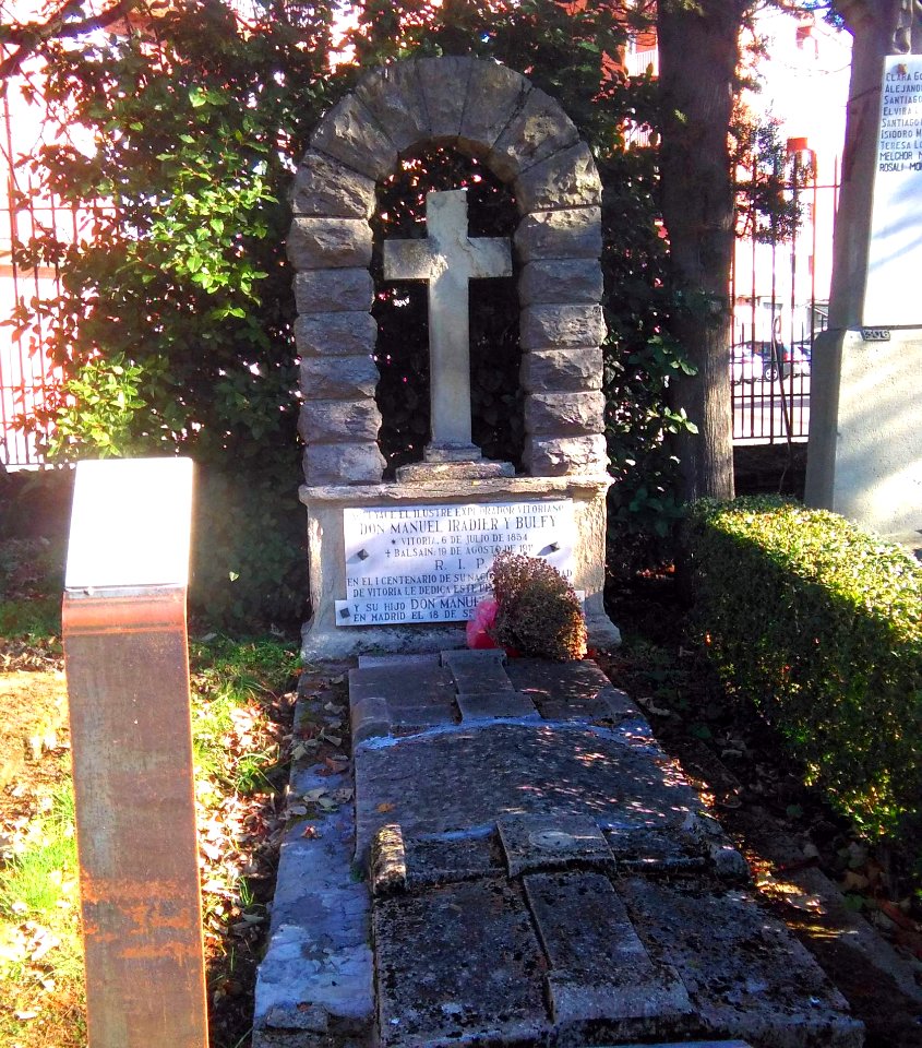 Vitoria - Tumba de Manuel Iradier 2