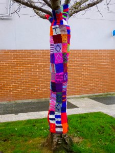 Vitoria - Yarn bombing (graffiti de punto) en el barrio de Lakua Central 2