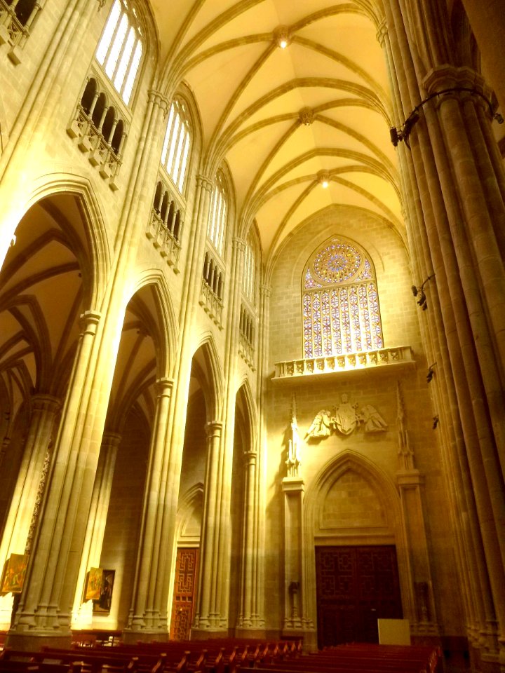 Vitoria - Iglesia de María Inmaculada ('Catedral Nueva') 01