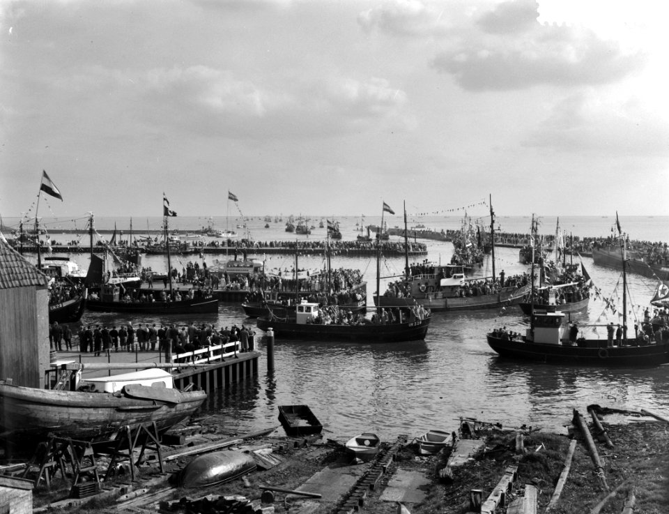 Visserijdag 1961 in Urk Het uitvaren van de vissersvloot, Bestanddeelnr 912-3512