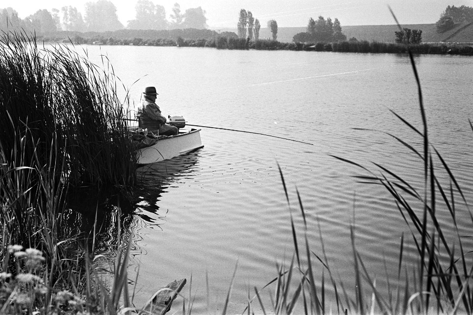 Visser in een bootje, Bestanddeelnr 924-5983