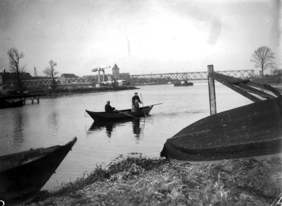 Vissers aan het werk in de IJssel bij de IJsselbrug, Bestanddeelnr 901-3401