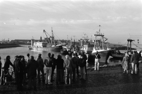 Vissers blokkeren havens van Lauwersoog en IJmuiden als protest tegen het afgeko, Bestanddeelnr 933-1687