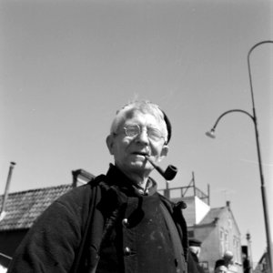 Visser in Volendam met pijp, Bestanddeelnr 252-1701