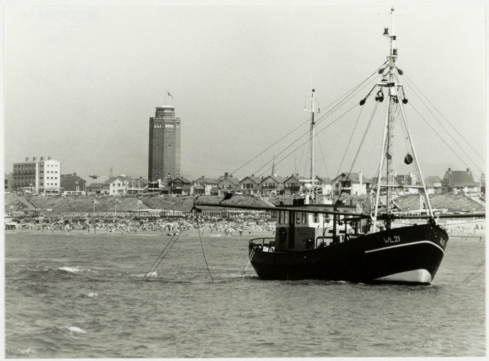 Vissersboot voor de kust van Zandvoort met de watertoren op de achtergrond. NL-HlmNHA 54027073