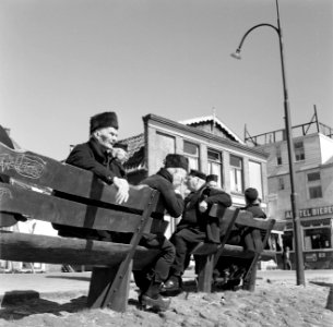 Vissers in Volendam zitten buiten op de bank, Bestanddeelnr 252-1702