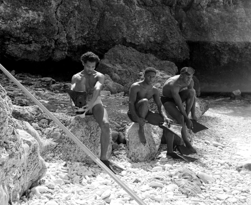 Vissers aan de Sint Michielsbaai aan de Zuidkust van Curaçao, Bestanddeelnr 252-7516